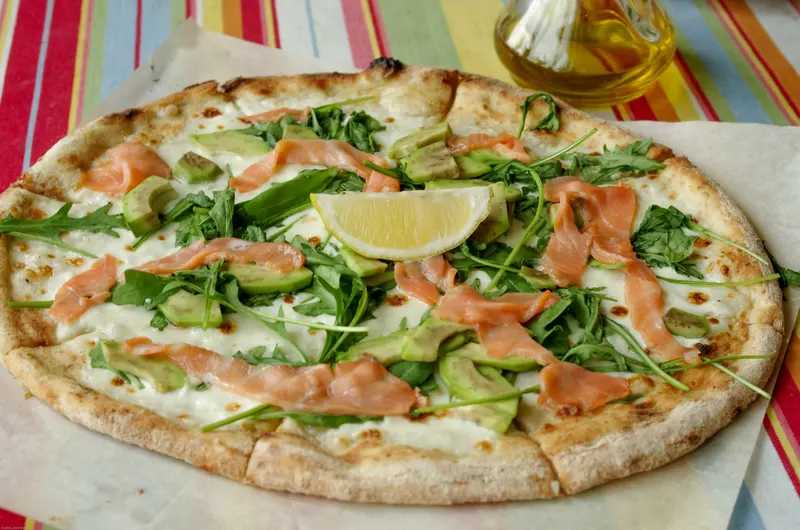 Lämminsavulohipizza